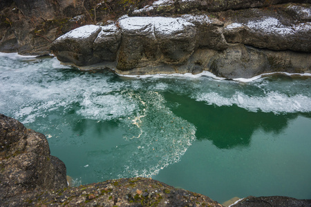 与绿色水域 雪和冰附近在希腊米特奥拉河