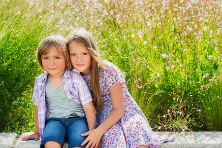 夏天的两个可爱的孩子们，年轻的女孩和她的小弟弟的肖像