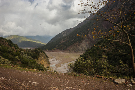 风景秀丽的山秋季景观与河