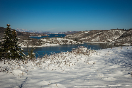 冬天的雪景与湖 Plastira，Fesalia，希腊