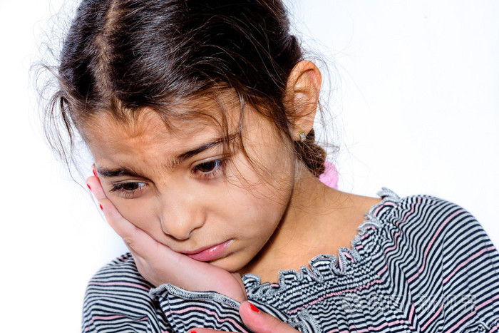 在白色背景下牙痛的小女孩