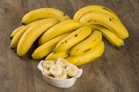 一只剥开香蕉图片