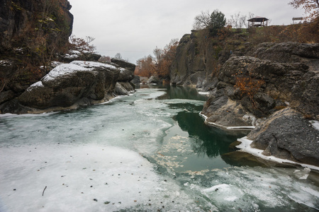 与绿色水域 雪和冰附近在希腊米特奥拉河