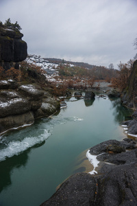 与绿色水域 雪和冰附近在希腊米特奥拉河