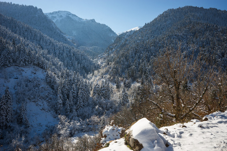 风景名胜景观湖塑料在白雪覆盖的山脉