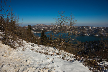 冬天的雪景与湖 Plastira，Fesalia，希腊