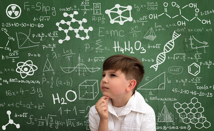 思维与数学公式的小男孩