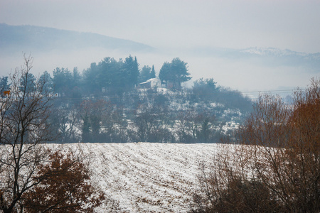 美丽的风景与小房子在山, 雪和雾