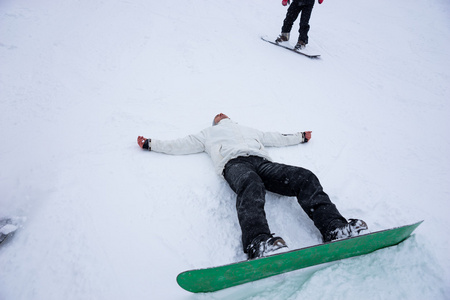 滑雪板俯卧在冬天的雪