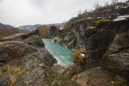 与绿色水域 雪和冰附近在希腊米特奥拉河