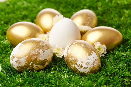 金黄的复活节彩蛋