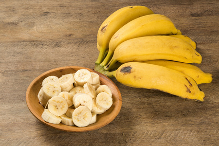 一个分支的香蕉和一只切片的香蕉