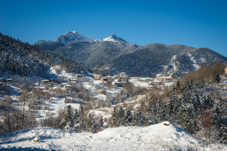 风景名胜景观湖塑料在白雪覆盖的山脉