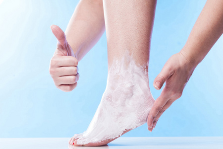女人润滑干裂的皮肤和整齐的脚踵照片