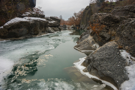 与绿色水域 雪和冰附近在希腊米特奥拉河