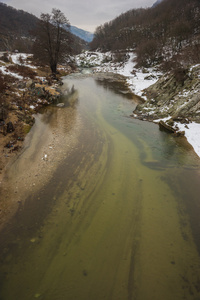 与绿色水域 雪和冰在希腊附近河
