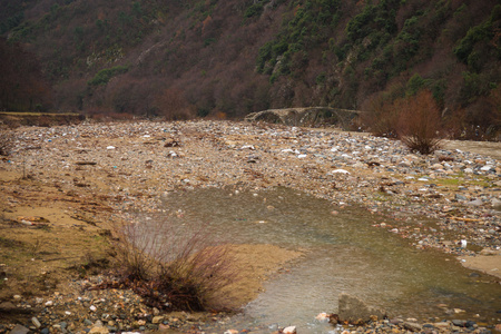 大桥横跨河与绿色的海水，雪和冰附近克桑西