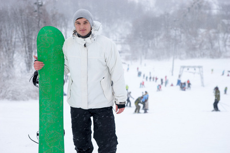 运动年轻男子手持滑雪板