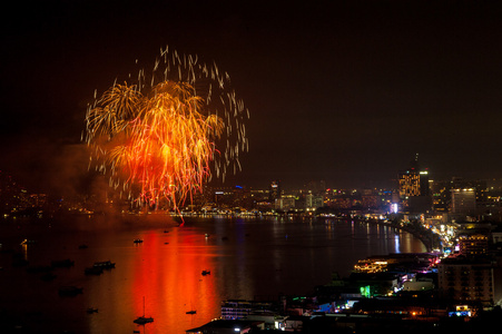 芭堤雅11 月 28 日 多彩的烟花和摩天大楼在芭堤雅湾 11 日芭堤雅国际烟花节 2014 年 28,2014 在芭堤雅，