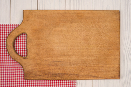 空厨房切菜板。张木桌，长满了红色的检查
