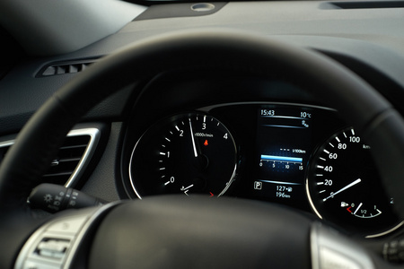 现代轿车车速表和启发性的仪表板