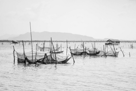 在海中漂浮篮子