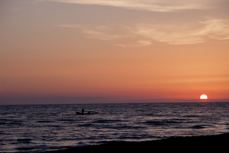 美丽的夕阳在海上