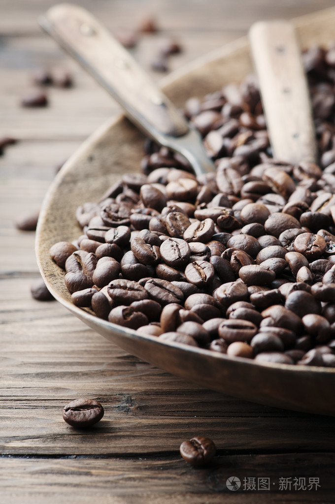 生咖啡豆木制的桌子上
