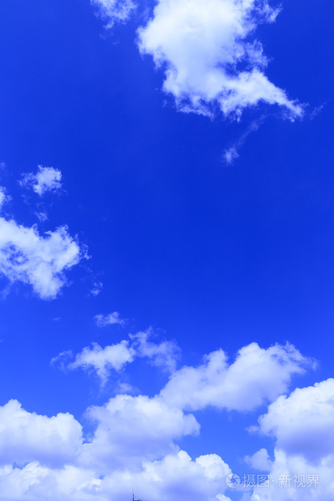 蓝色的天空背景