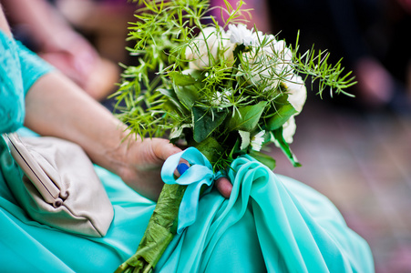 一方面上绿松石礼服伴娘的婚礼花束