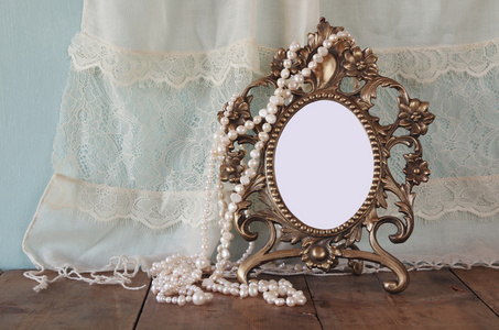 古董空白维多利亚风格的框架和白色珍珠木