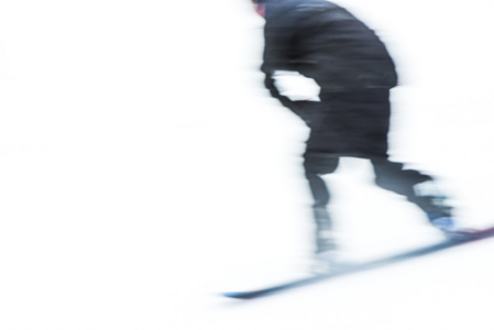 男子滑雪雪板速度非常快。模糊的图片