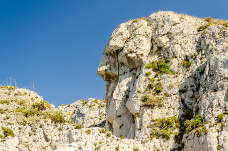 意大利米拉佐海滩上的拟人岩石图片