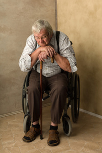 退休的老人扶着拐杖图片
