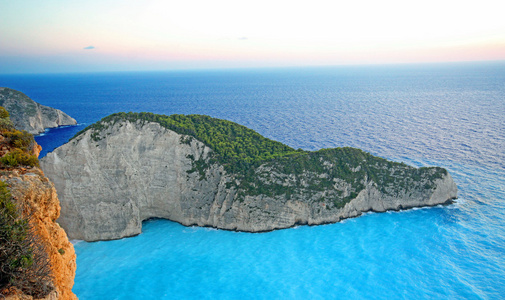 美丽的田园视图 Navagio 海滩沉船在希腊扎金索斯岛上