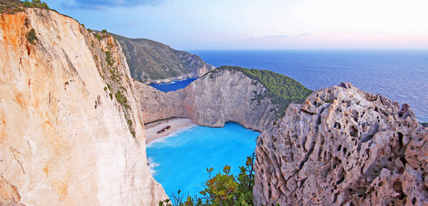 美丽的田园视图 Navagio 海滩沉船在希腊扎金索斯岛上