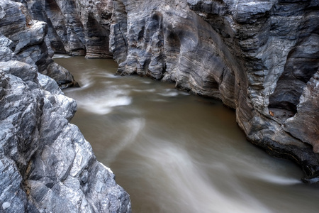 小溪流过岩石