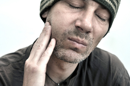 脸肿男子患牙痛脸肿等现象照片