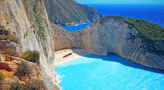 美丽的田园视图 Navagio 海滩沉船在希腊扎金索斯岛上