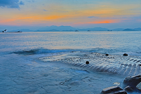 热带海滩在美丽的日落在瀑布湾