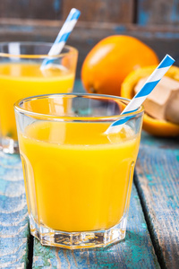 鲜榨橙汁在玻璃杯里用吸管