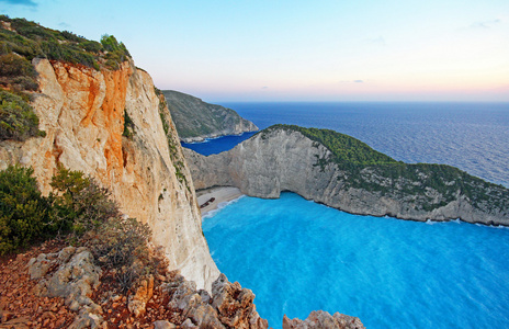 美丽的田园视图 Navagio 海滩沉船在希腊扎金索斯岛上