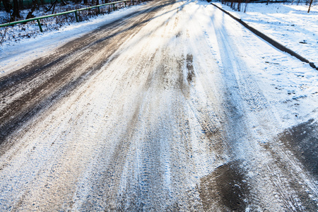 雪覆盖湿滑的城市路