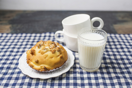 早餐 牛奶 下午茶 核桃 格子布 木头 面包 杯 食物 点心