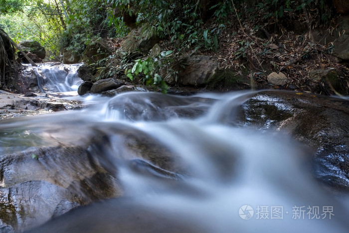 小溪流过岩石