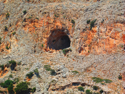 洞穴在红色山丘