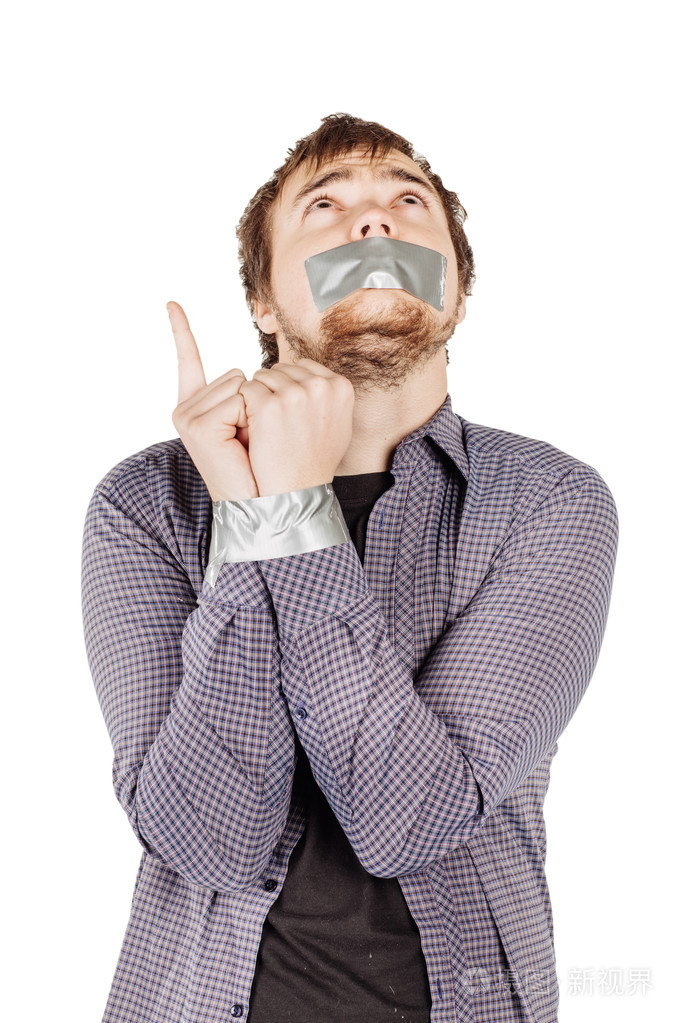 男人的嘴用胶带覆盖