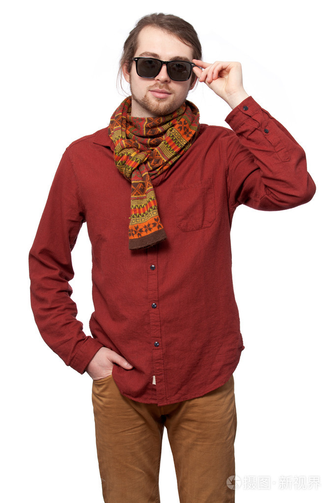 一件红色的衬衫 明亮的围巾和墨镜的男人