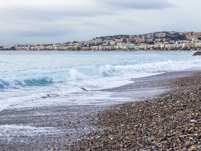 好，法国，在 2016 年 1 月 7 日。海滩和冲浪与波浪线。在距离路堤