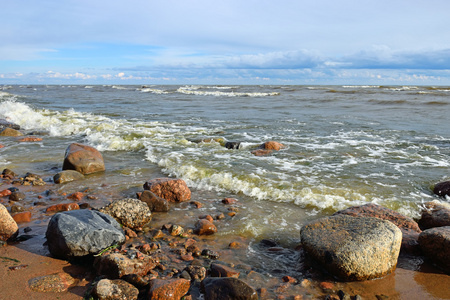 沙滩上的海浪和海岸冲浪